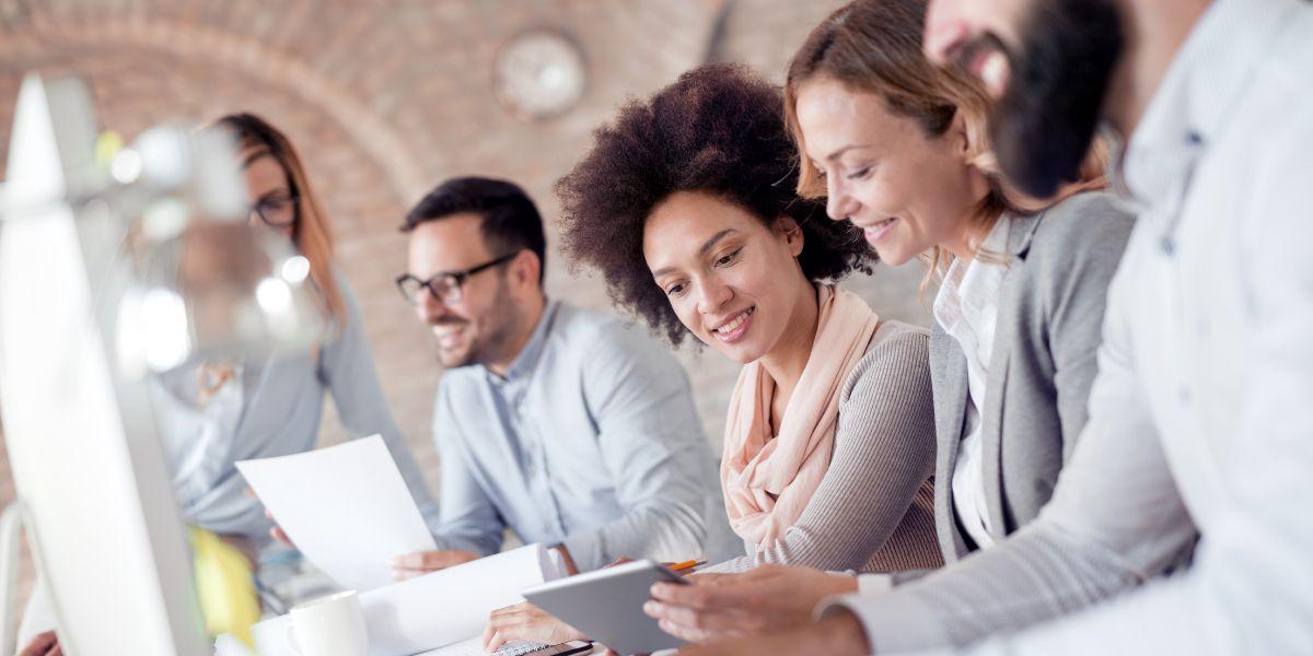 Equipe recebendo treinamento na empresa.
